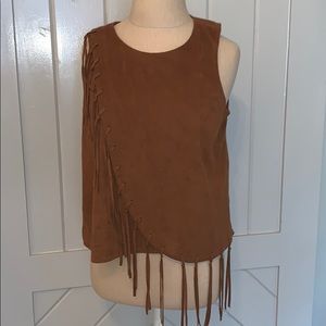 Tank with detailing of fringe